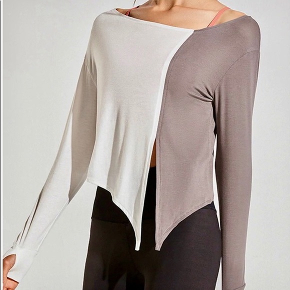 Long sleeves with asymmetrical neckline and contrast color - Picture 2 of 6